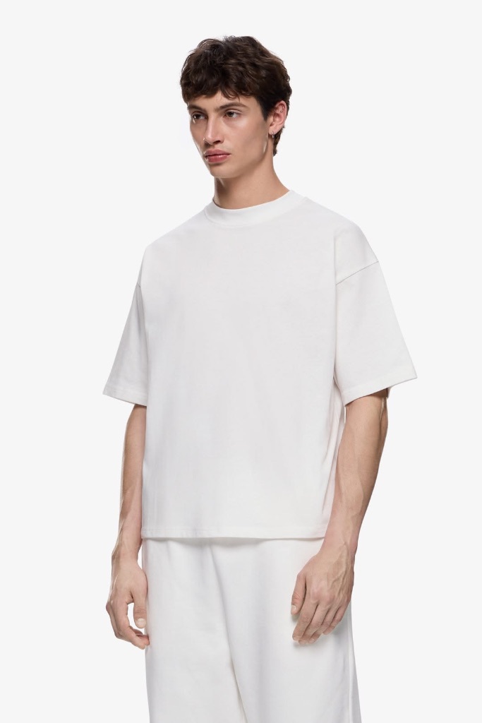 Modelo con camiseta Burda Premium 240g