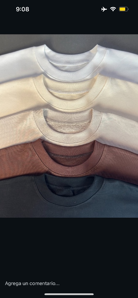 Colección de camisetas apiladas