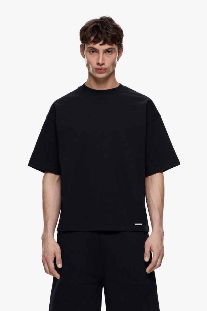 Modelo con camiseta Custom Premium 230g