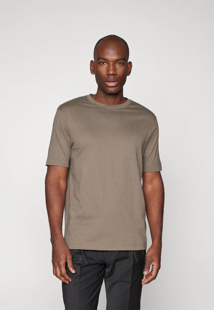 Modelo con camiseta Econo Premium