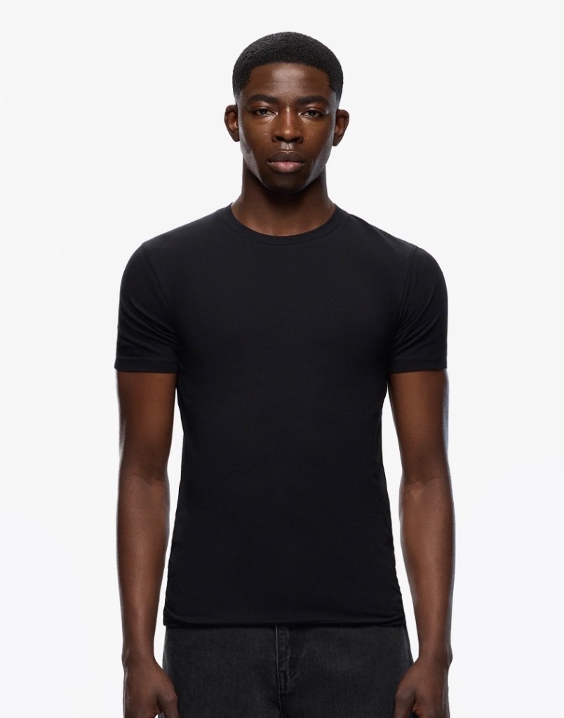 Modelo con camiseta Tela Fría 175-180g